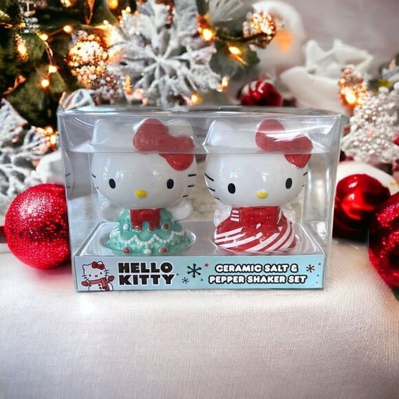 Hello Kitty Christmas Salt and Pepper Shakers - Picture 1 of 6